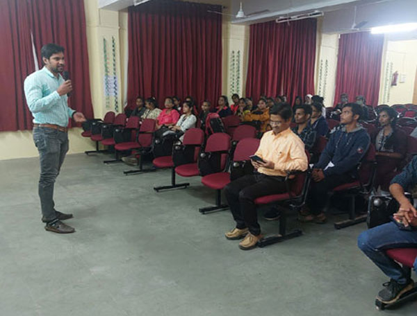 Mr. Atul Kulkarni gave a talk on “Antarctica – Research & Exploration, IIG’s contribution” at J.S.M College, Alibag