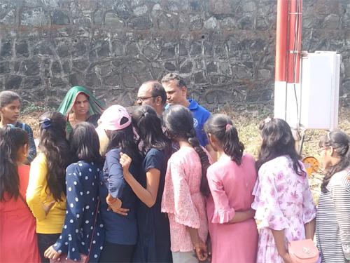 Marathi Kanya Prathamik Shala, Osmanabad visited Magnetic Observatory, Alibag