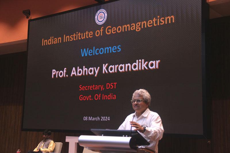 The Secretary of the Department of Science and Technology, Prof. Abhay Karandikar, paid a visit to the Indian Institute of Geomagnetism in New Panvel