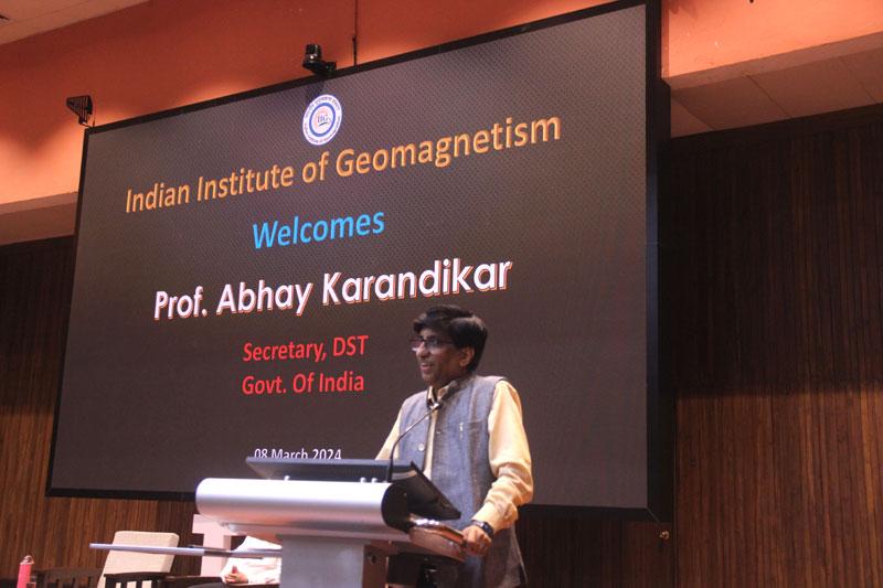The Secretary of the Department of Science and Technology, Prof. Abhay Karandikar, paid a visit to the Indian Institute of Geomagnetism in New Panvel