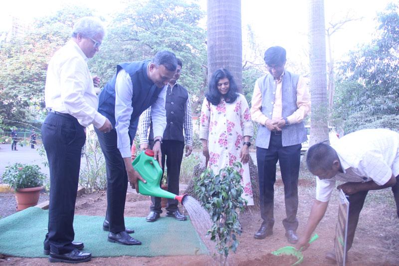 The Secretary of the Department of Science and Technology, Prof. Abhay Karandikar, paid a visit to the Indian Institute of Geomagnetism in New Panvel