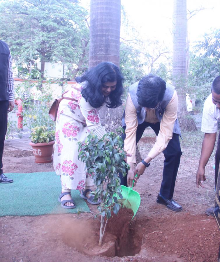 The Secretary of the Department of Science and Technology, Prof. Abhay Karandikar, paid a visit to the Indian Institute of Geomagnetism in New Panvel