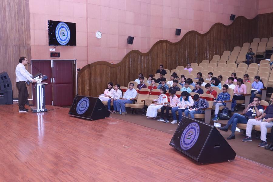 90 students and 10 teachers/mentors under Vidyarthi Vigyan Manthan visited Panvel