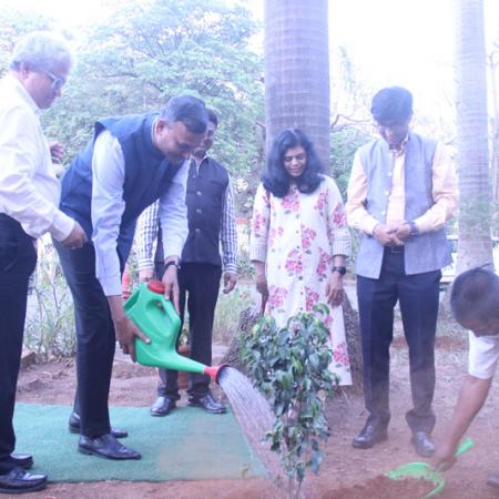 The Secretary of the Department of Science and Technology, Prof. Abhay Karandikar, paid a visit to the Indian Institute of Geomagnetism in New Panvel