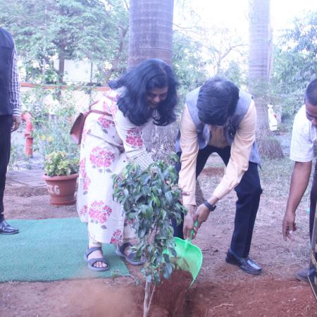 The Secretary of the Department of Science and Technology, Prof. Abhay Karandikar, paid a visit to the Indian Institute of Geomagnetism in New Panvel